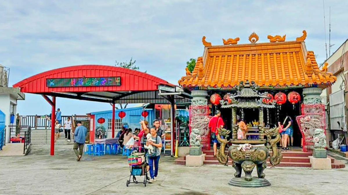 在永安烏林投玄德宮拜拜完後,能一邊吃泡麵一邊看海景。(圖/跟著尼力吃喝玩樂提供)