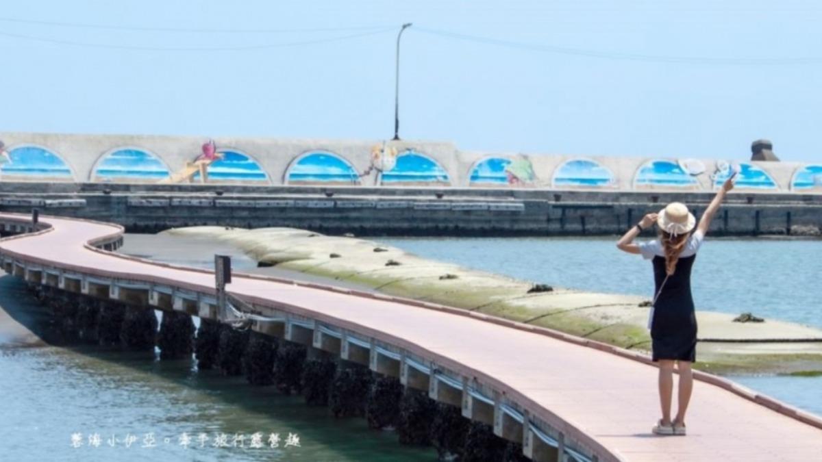 S形木棧道「水中廊道」拍起來相當好看。(圖/蓉蓉牽手ㄩˇ你環遊世界提供)
