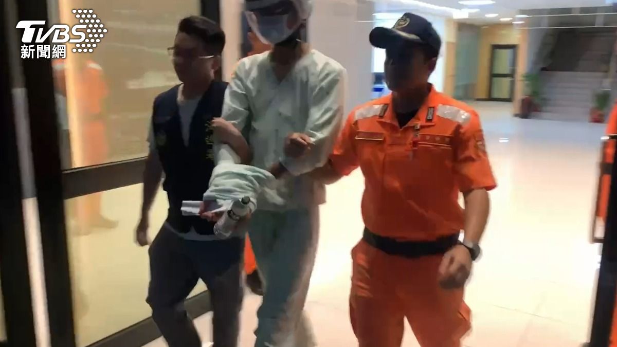 海巡人員將王男移送法辦。(圖/海巡署提供)