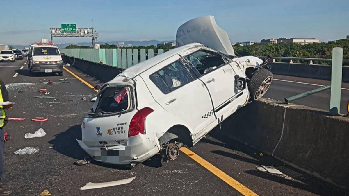 國三轎車爆胎失控衝上分隔島「車身全爛」　駕駛命危、乘客骨折