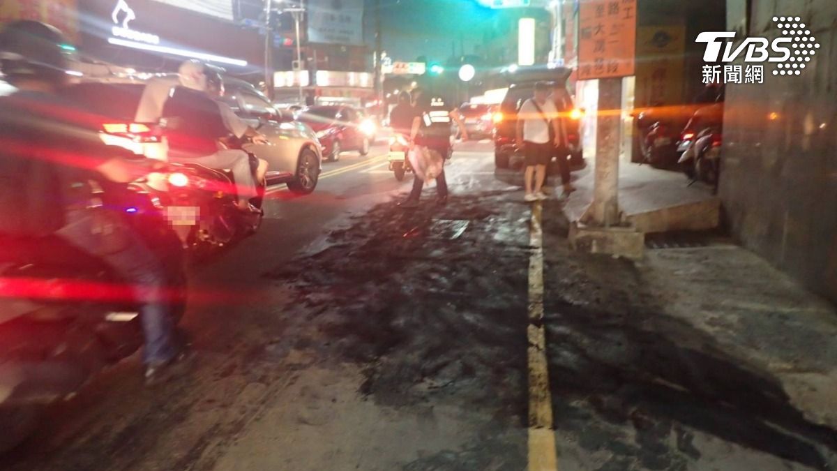 超滑!桃園賓士底盤漏油「漆黑一片」 行人、騎士經過摔慘了