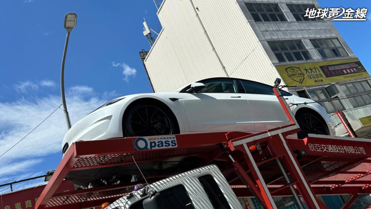 近期在台北街頭陸續捕獲到Model 3 Performance身影,據了解台灣特斯拉已於9月7日陸續展開交車。(圖/地球黃金線)