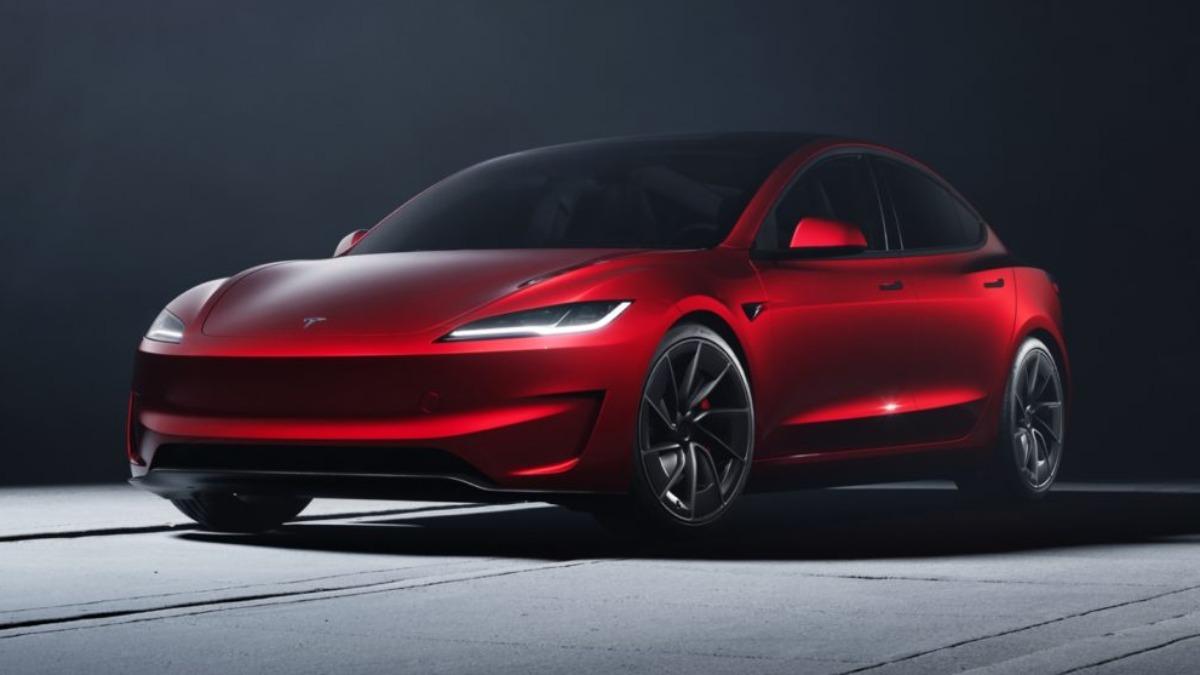 新款Model 3 Performance在設計上展現出比舊款更強的運動感。(圖/翻攝自Tesla官網)