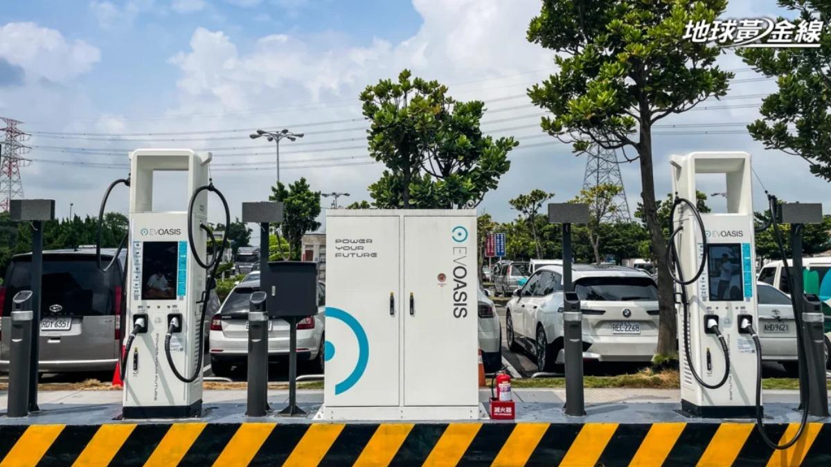 Evoasis於高速公路休息站建設的快充設備皆為360kW雙槍充電樁。(圖/地球黃金線)