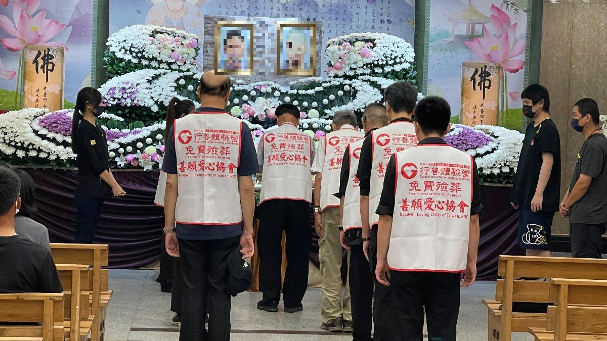 善願協會幫忙蘆洲雙屍命案涂家父子辦理告別式屬。(圖/善願愛心協會提供)