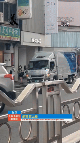 鄒女連續翻滾至少3圈,隨後呈現大字形倒臥路中。(圖/翻攝自黑色豪門企業)