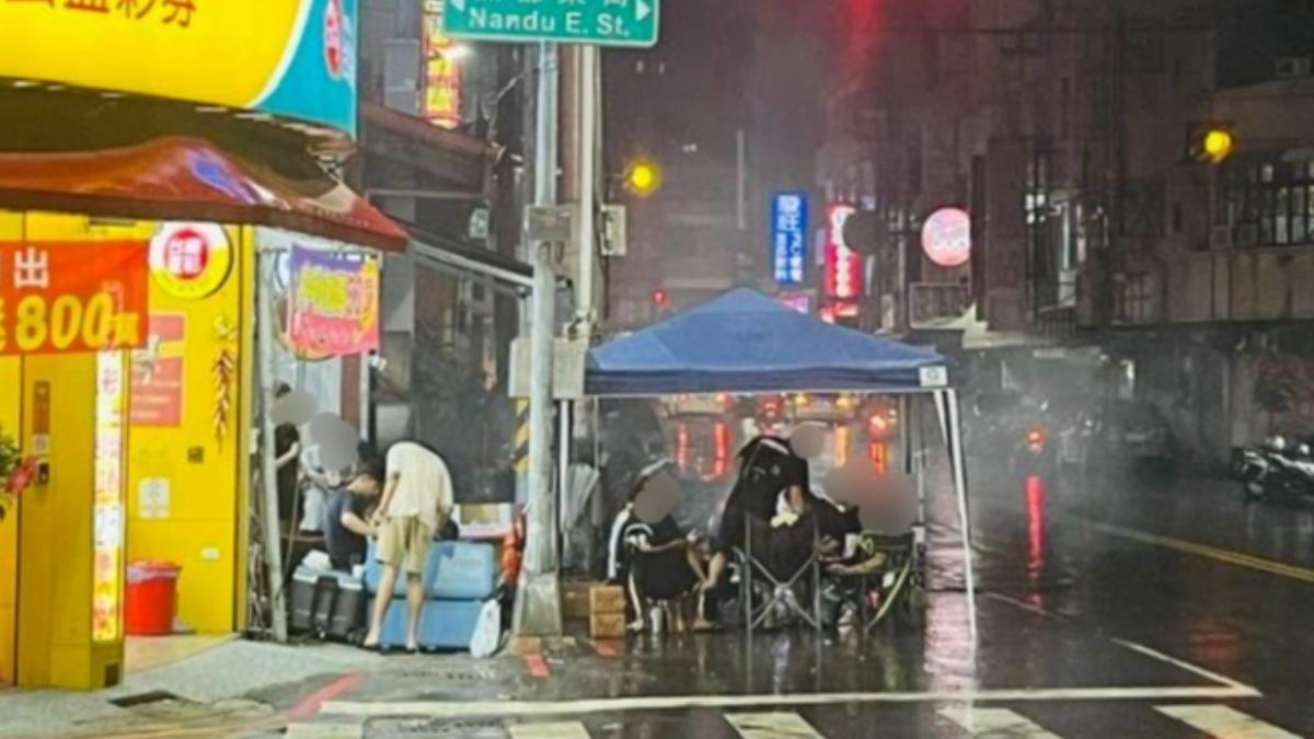 高雄人就是狂?紅綠燈下「占機車道」架棚烤肉 警方說話了
