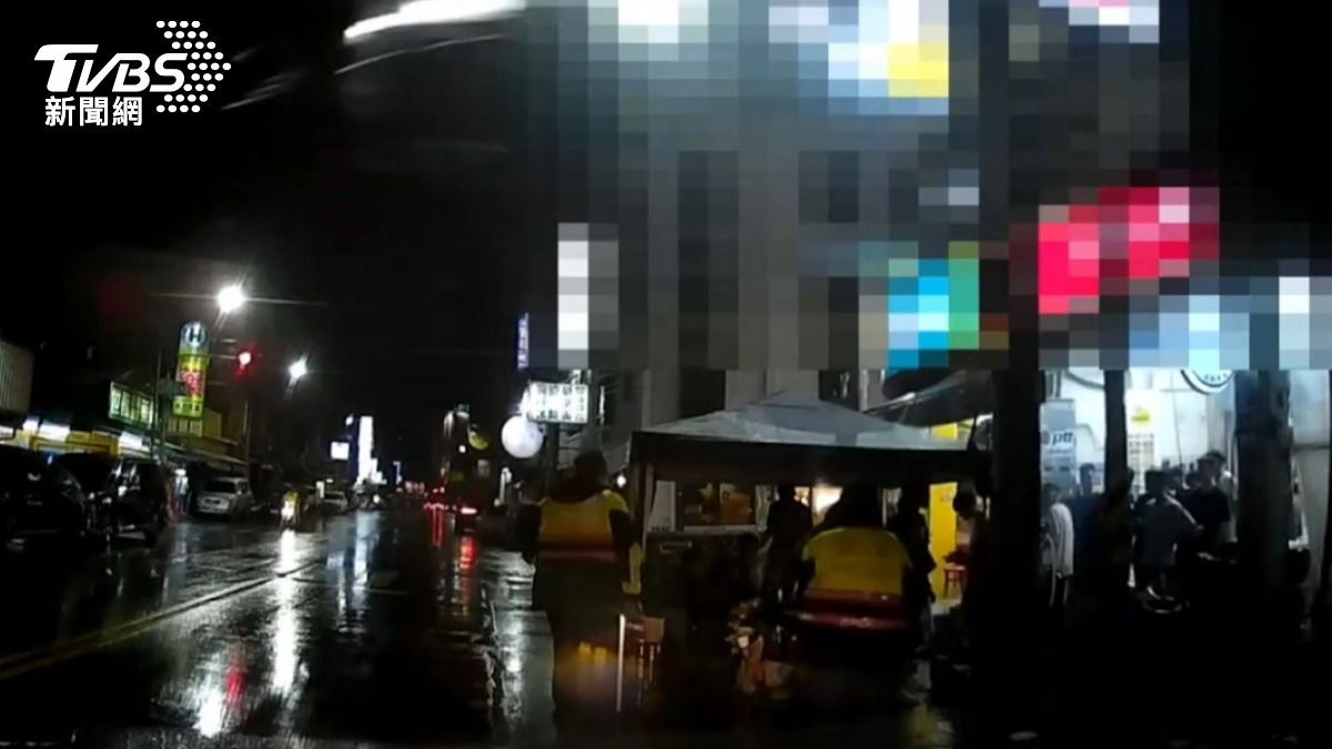 一夥人坐在機車道上大烤起來。(圖/TVBS)