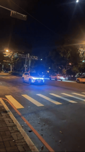 黃男一邊徒手敲擊計程車,一邊出言辱罵嗆聲。(圖/民眾提供)