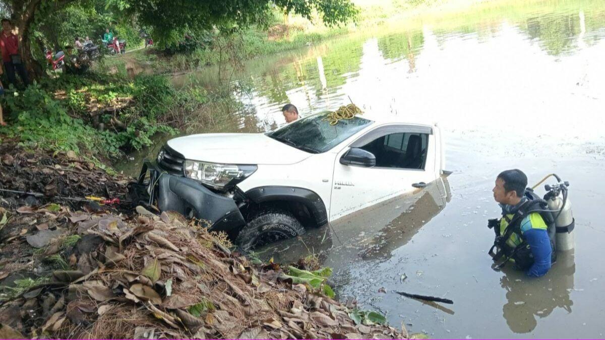 泰男「開車載400萬現鈔」打瞌睡 暴衝進池塘只打撈回38萬