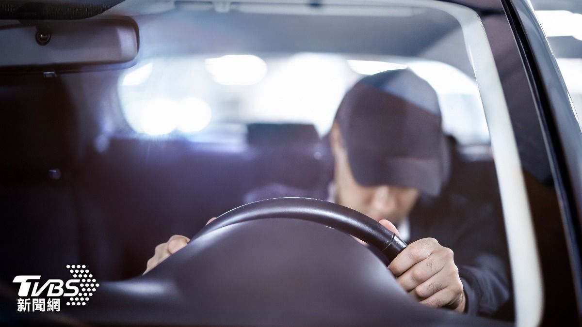 這名仲介因為疲勞駕駛、打起瞌睡,才導致車輛失控。(示意圖/達志影像shutterstock)