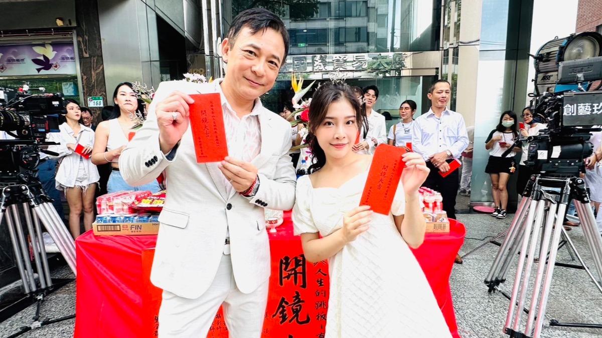 胡鴻達(左)、羅慕珊詮釋感人父女情。(圖/民視提供)