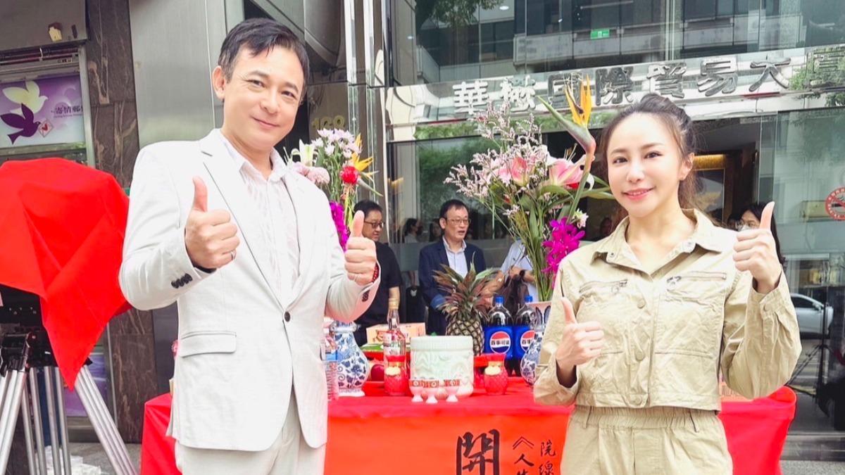 胡鴻達(左)合作導演林珮瑩。(圖/民視提供)