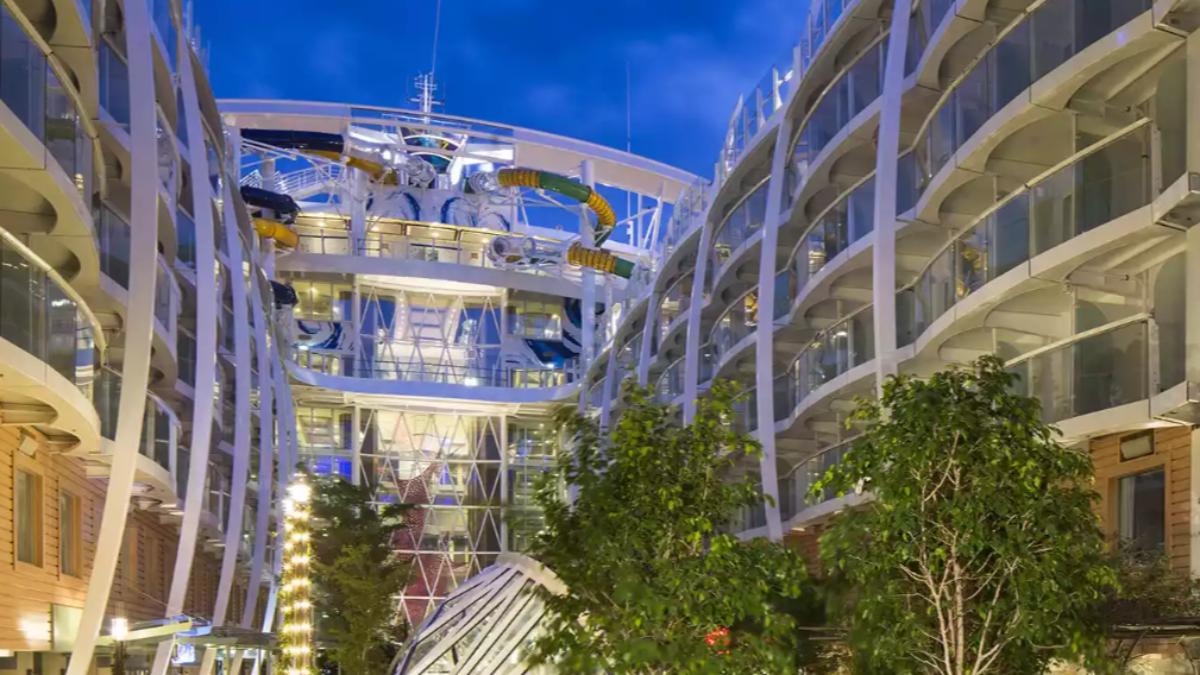 海洋和諧號的中央公園區。（圖／翻攝自Royal Caribbean官網）