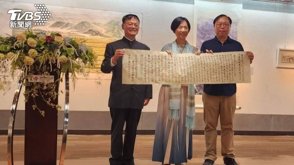 開幕茶會時,前文建會主委洪慶峰贈字。(畫面提供曹文娟)
