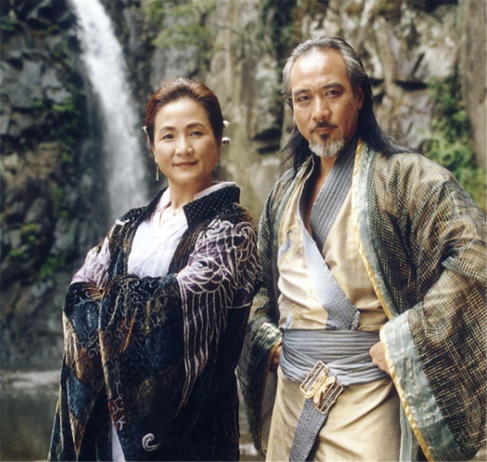 徐少強曾與鄭佩佩合作演出武俠劇《水月洞天》,兩人在今年相繼離世,讓影迷感到不勝唏噓。(圖/翻攝自微博)