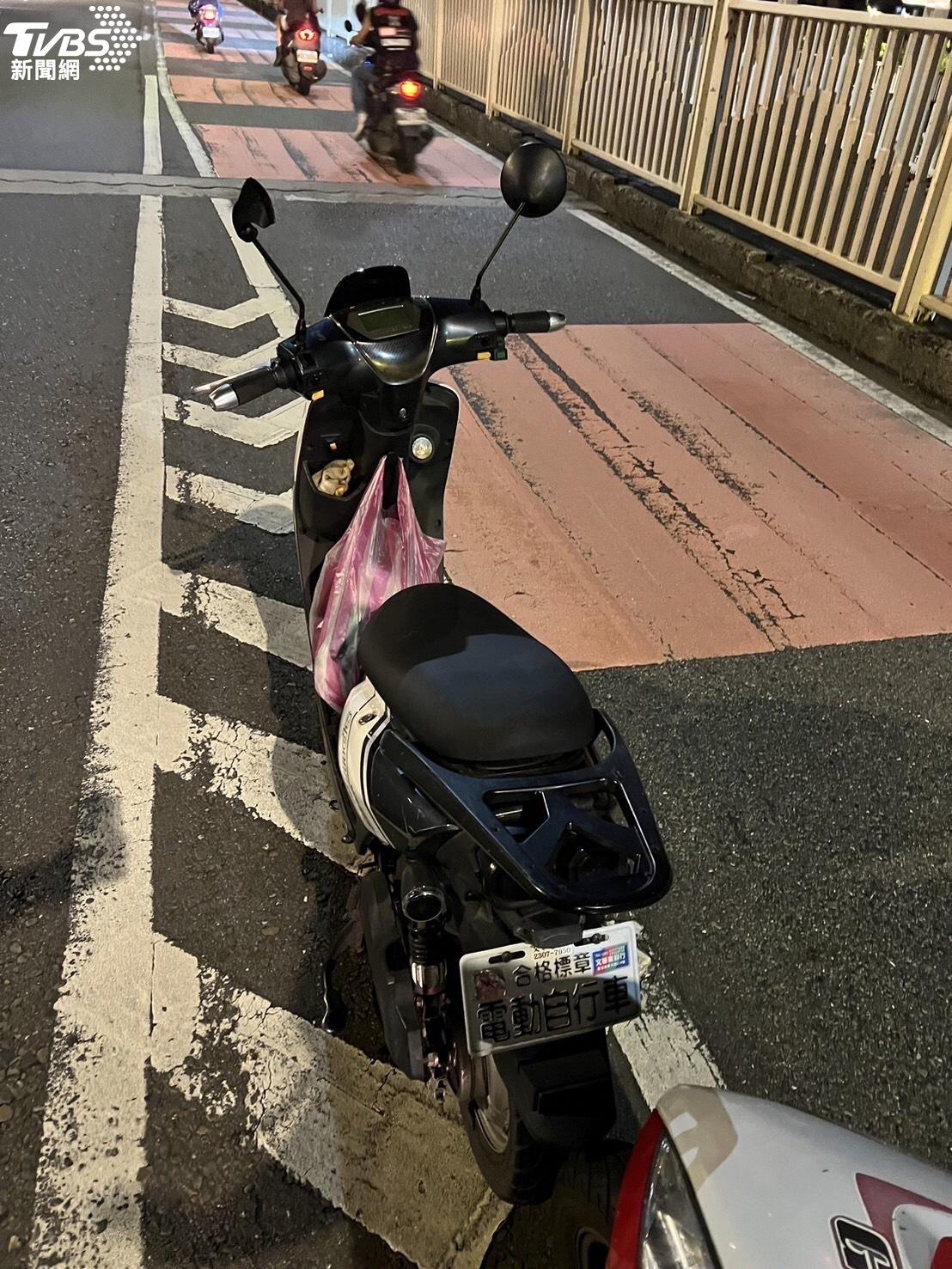 蔡男騎乘電動自行車自撞護欄。（圖／TVBS）