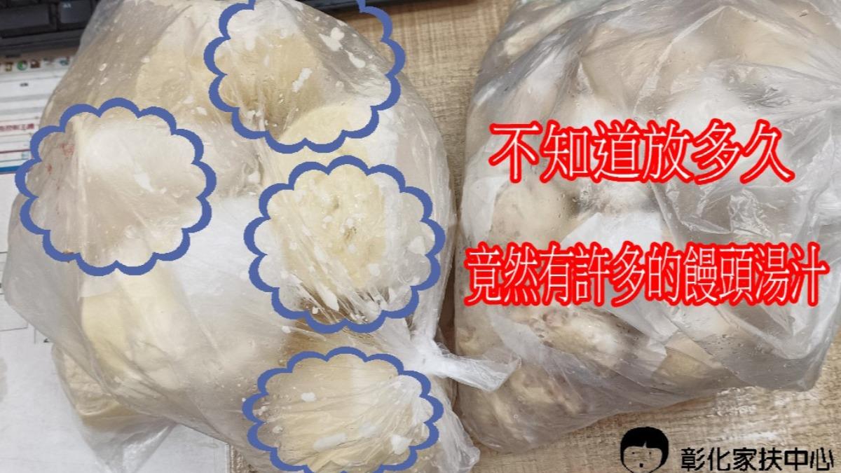 送來的饅頭中，竟有湯汁滲出。（圖／翻攝自彰化家扶中心臉書）