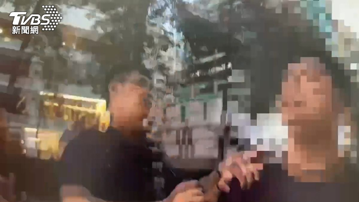 酒醉的丁男站在車道上咆哮,警員到場勸阻。(圖/TVBS)