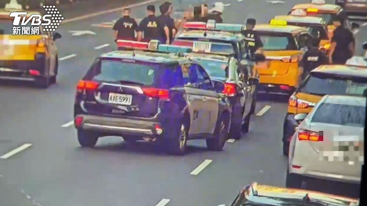 酒醉的丁男站在車道上咆哮,因不聽勸,最後遭優勢警力壓制。(圖/TVBS)