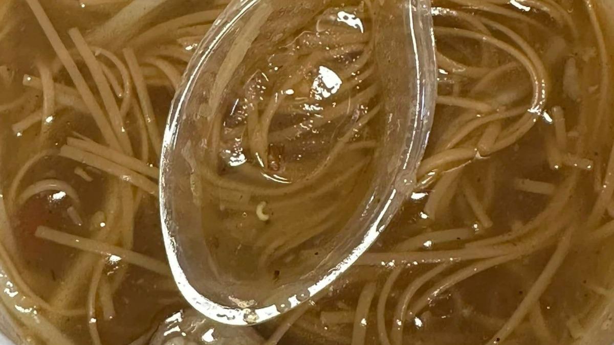 大腸麵線撈出蛆蟲畫面曝光後瞬間引發上千網友討論。(圖/翻攝自爆料公社)