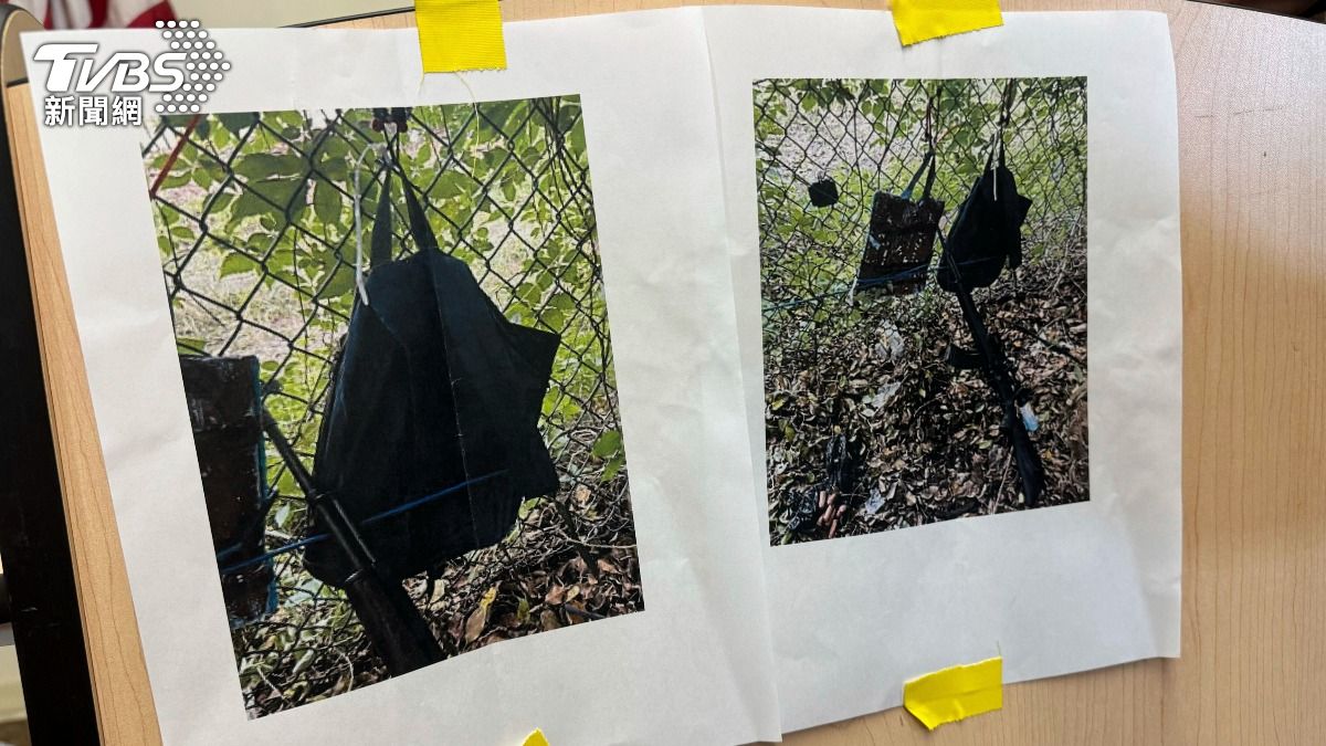 警方展示槍手遺留在現場的物品。(圖/達志影像美聯社)