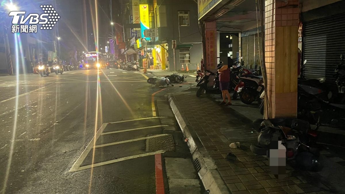 小轎車左右偏移,最後撞倒11輛機車、2輛汽車。(圖/TVBS)