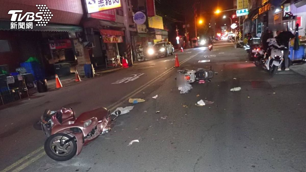 有片／二次車禍！女騎士「爬起來2分鐘」又被撞　3人路口摔一團