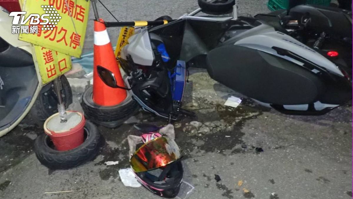地面上車殼零件散落一地。(圖/TVBS)