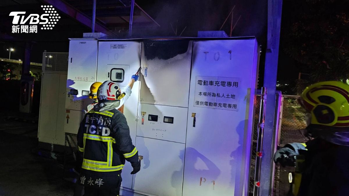 變電箱燒出焦黑的痕跡。（圖／TVBS）