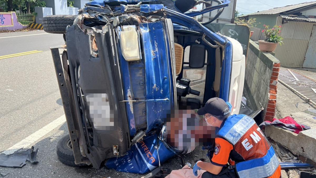 快訊/台南小貨車撞塌民宅圍牆「車頭全爛」 2人骨折送醫