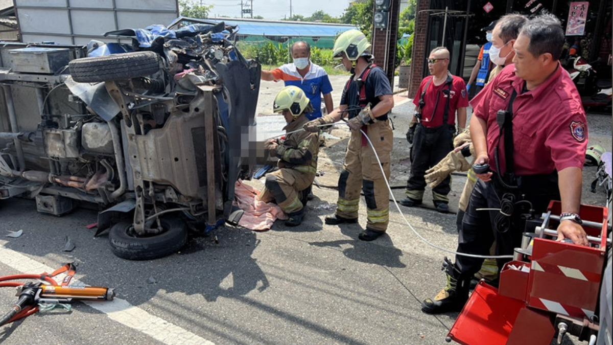 警消獲報緊急用破壞器材將人救出。(圖/民眾提供)