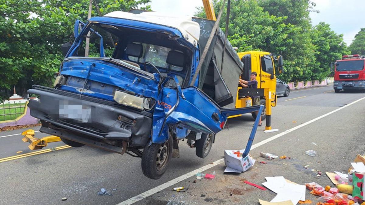 警消獲報緊急用破壞器材將人救出。(圖/民眾提供)