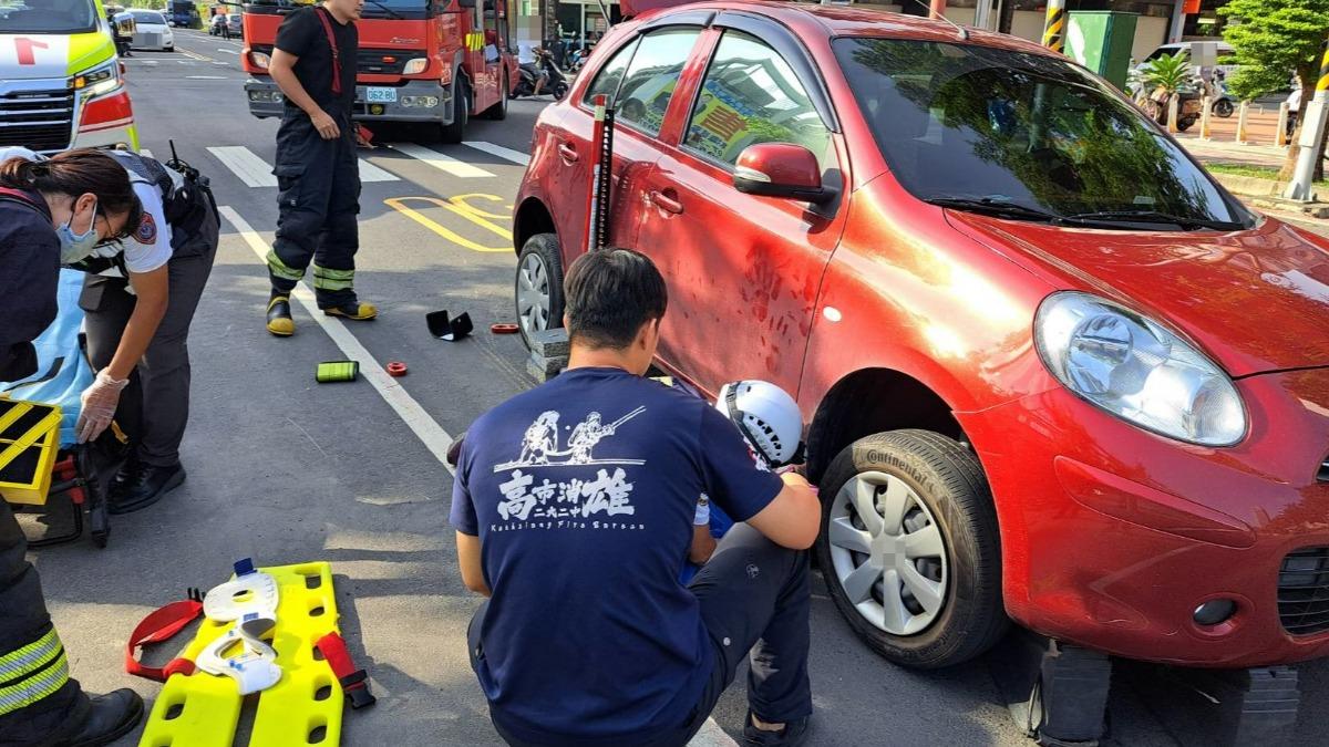 高雄轎車左轉撞上逆向腳踏車 8旬嬤「慘壓車底」骨折送醫