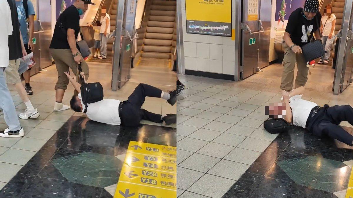 黑衣男子拖拽白衣男子背包肩帶，出腳猛踹對方臉部。（圖／允中鄭授權提供）