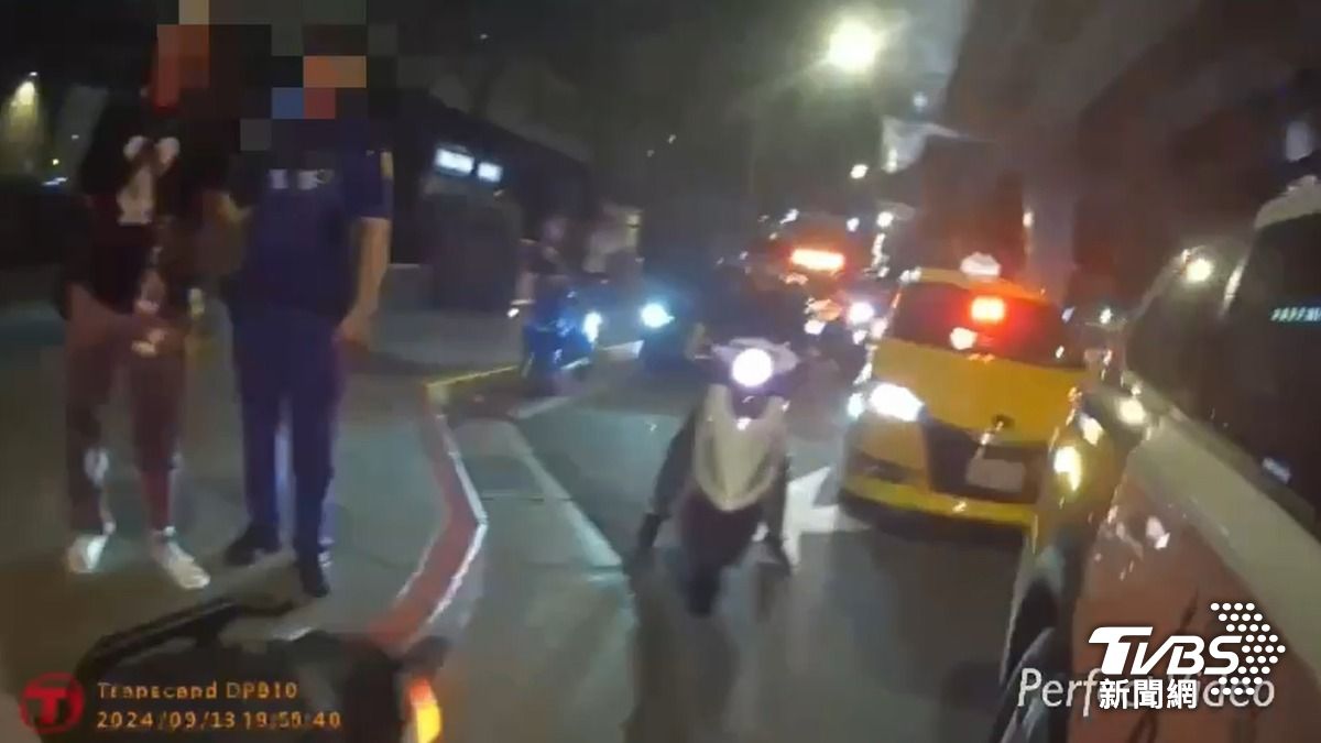 黑衣男被警方帶回偵辦。(圖/TVBS)