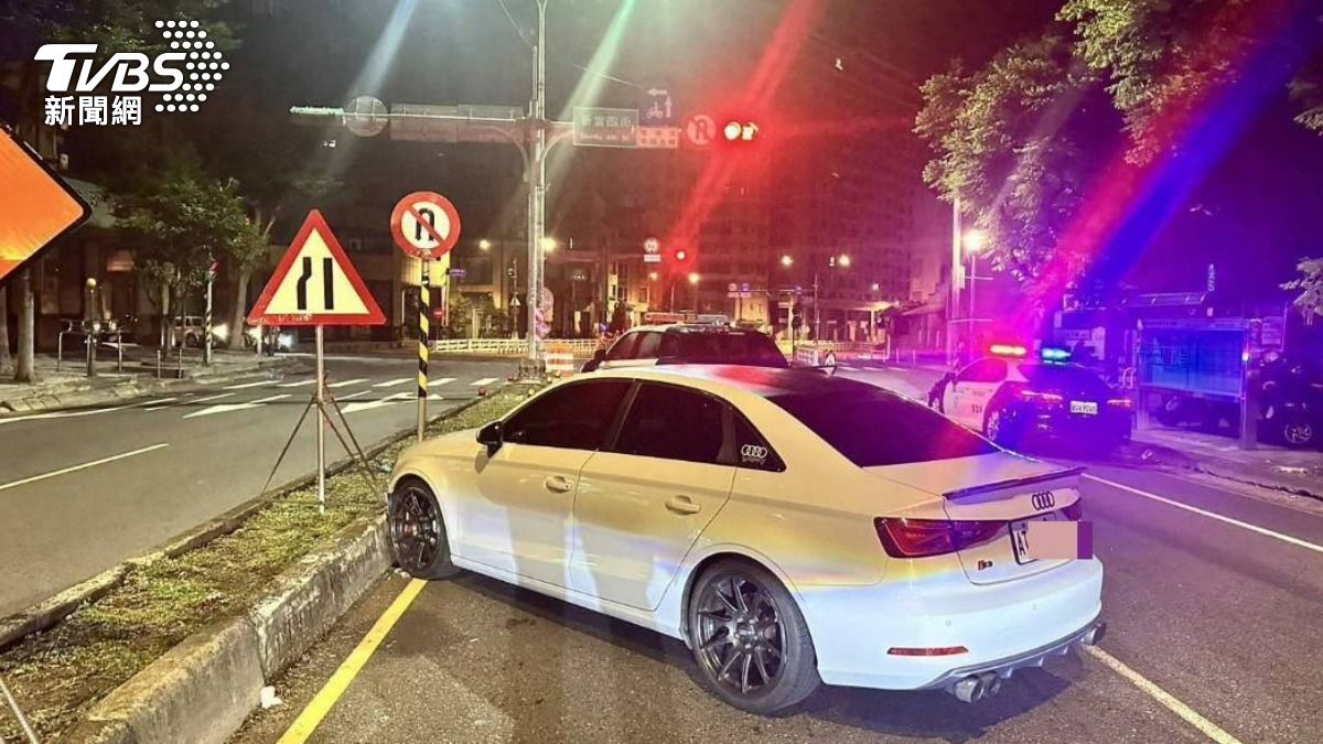 桃園男邊吸喪屍菸彈邊開車!失控猛撞人行道機車、分隔島慘了