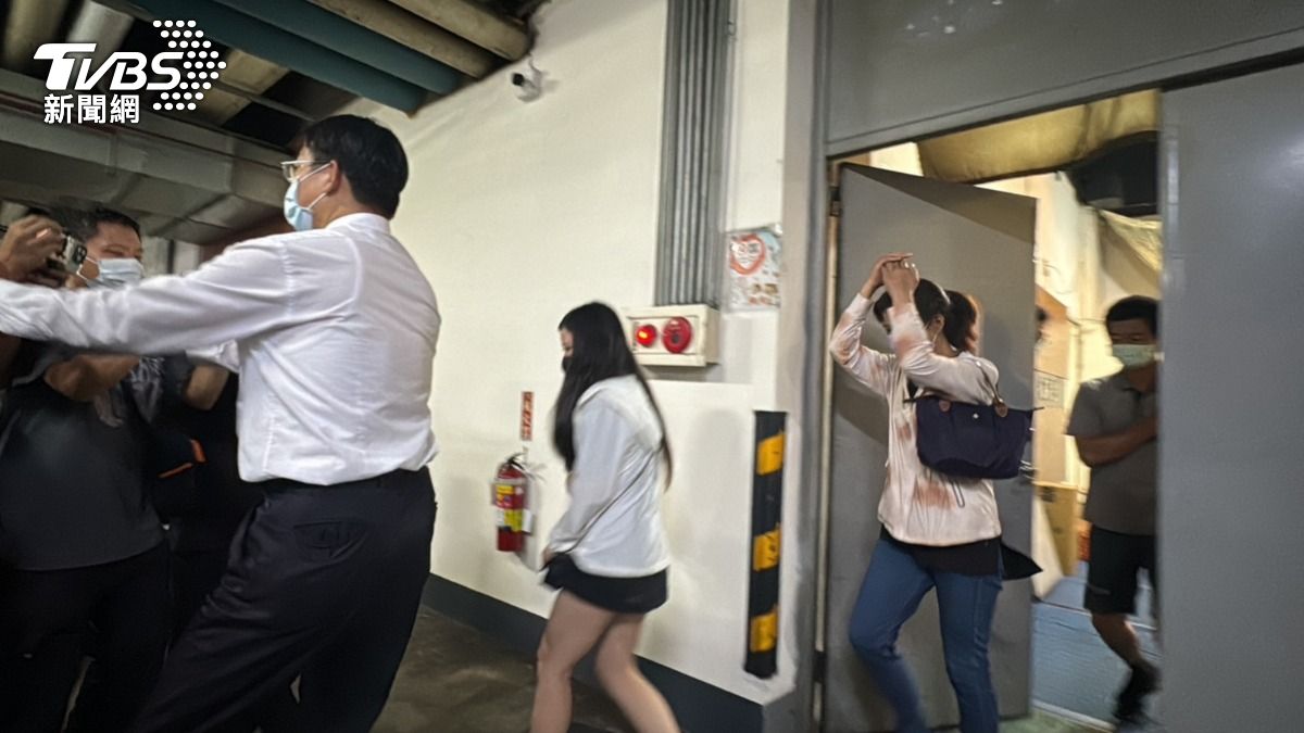 24歲王姓母親收到消息也趕往醫院,只是最終男嬰仍宣告不治。(圖/林冠丞攝)