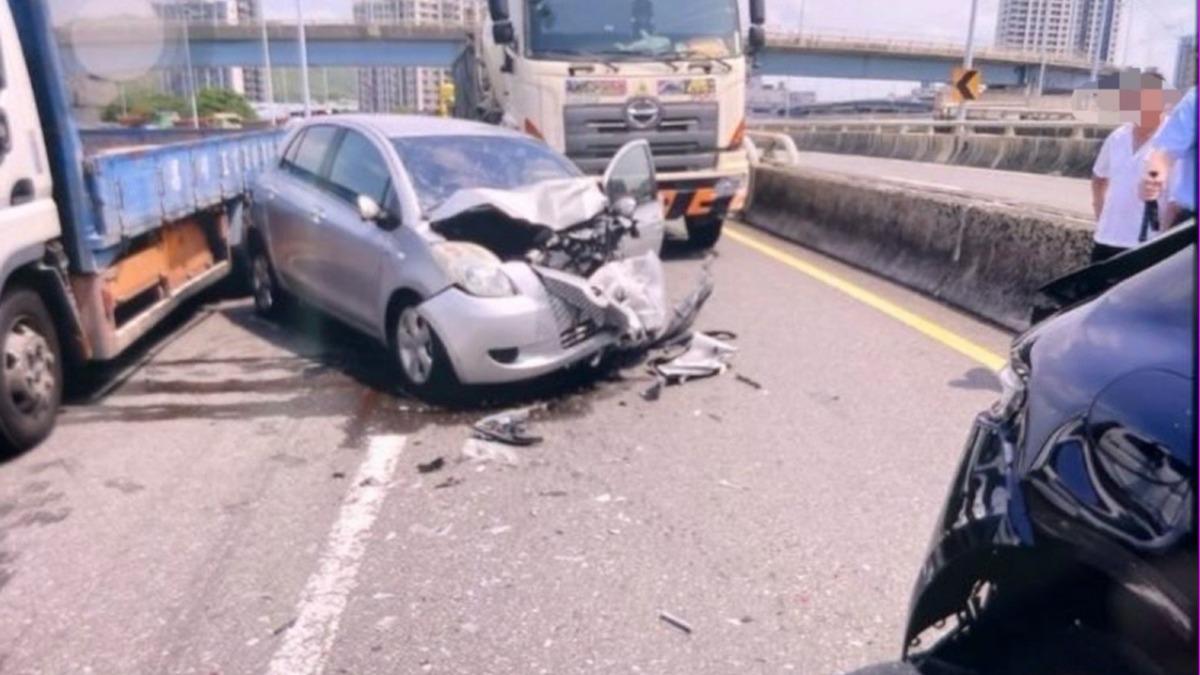 有片/高雄男「彎道超車失控」追尾撞保時捷、瑞典國寶 荷包哭了