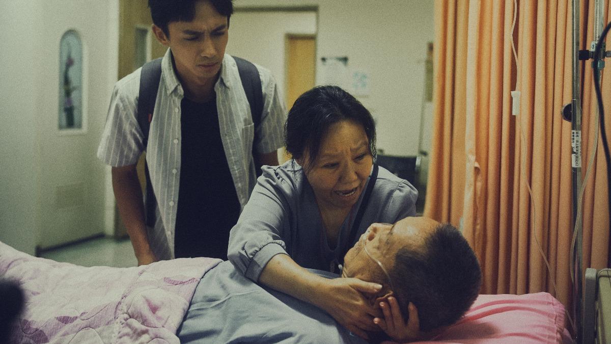 《無罪推定》鄭平君(右)與坐牢的黃鐙輝天人永隔。(圖/華視提供)