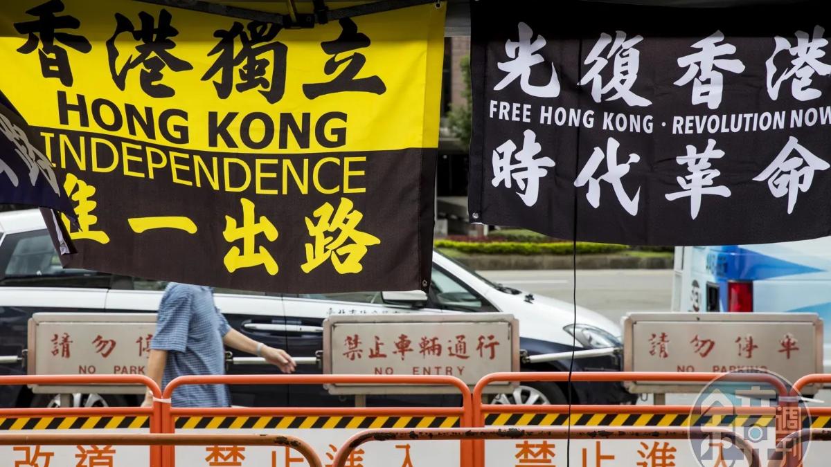 新國安法後第1人!港男穿台灣買「光復香港」上衣被捕 最重恐判10年