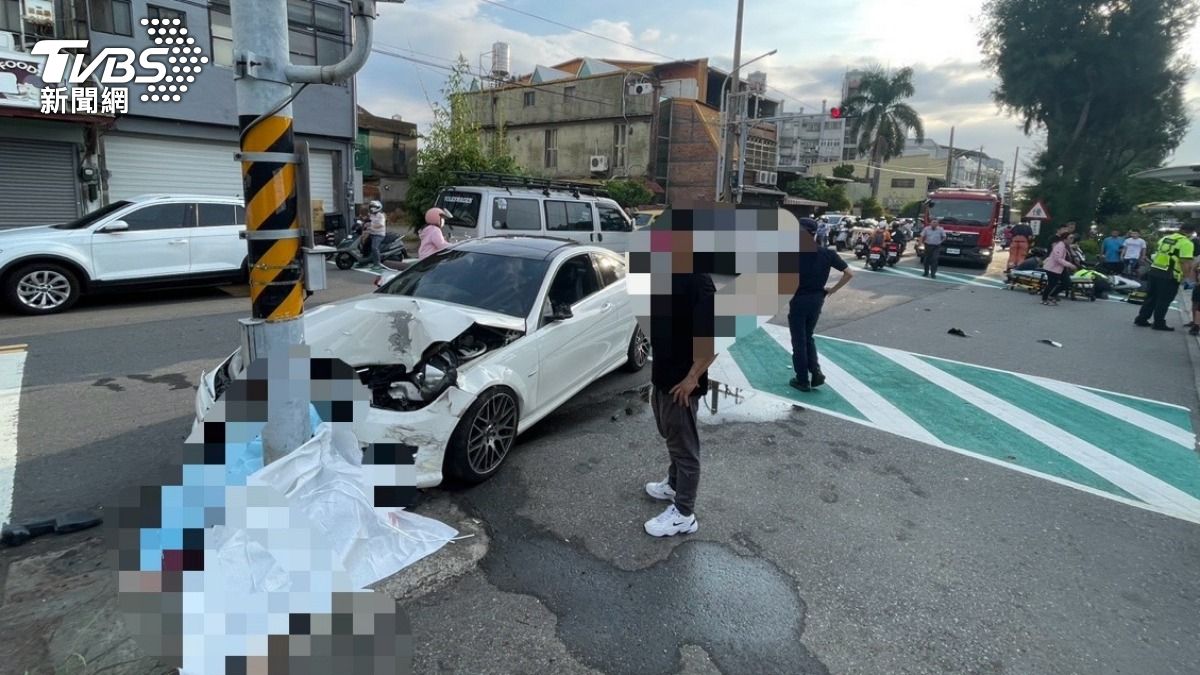 快訊/賓士衝撞校門!學童倒地不起釀6傷、1婦死 駕駛還掉出槍枝