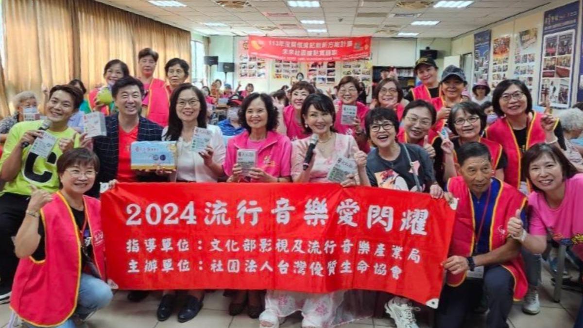 紀寶如(前排右二)、藝鴒(前排右三)探視50名獨居長輩。(圖/民視提供)
