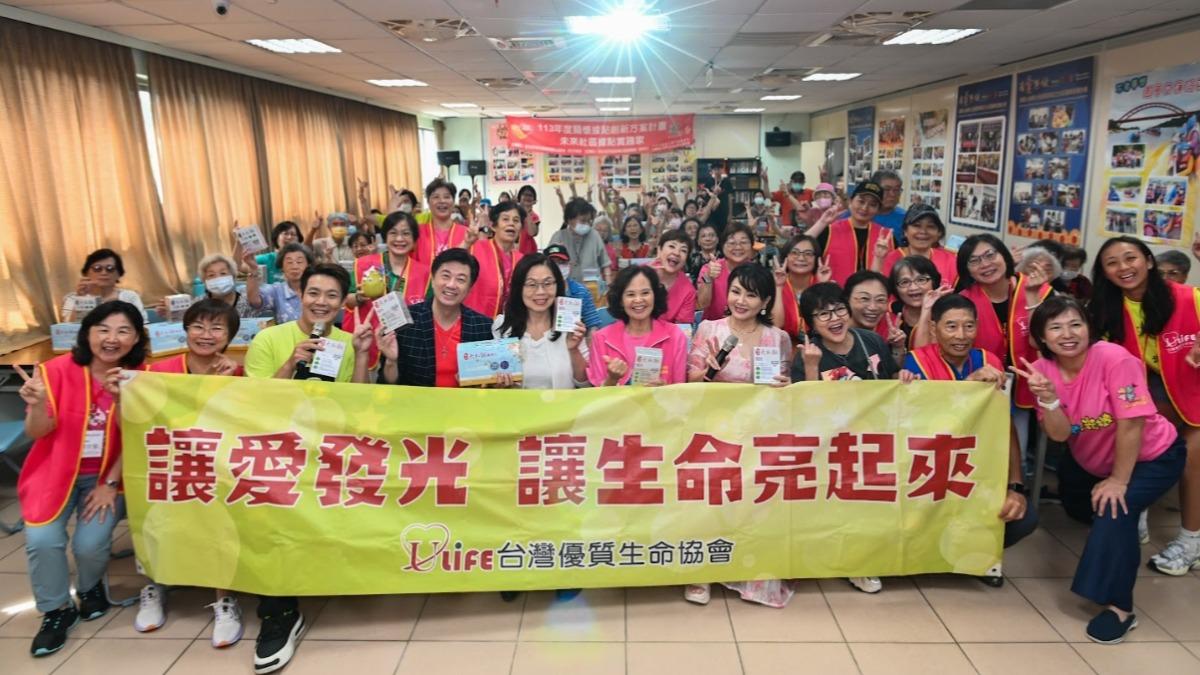 余政鴻(前排左三)呼籲長輩們多多出門走走。(圖/民視提供)