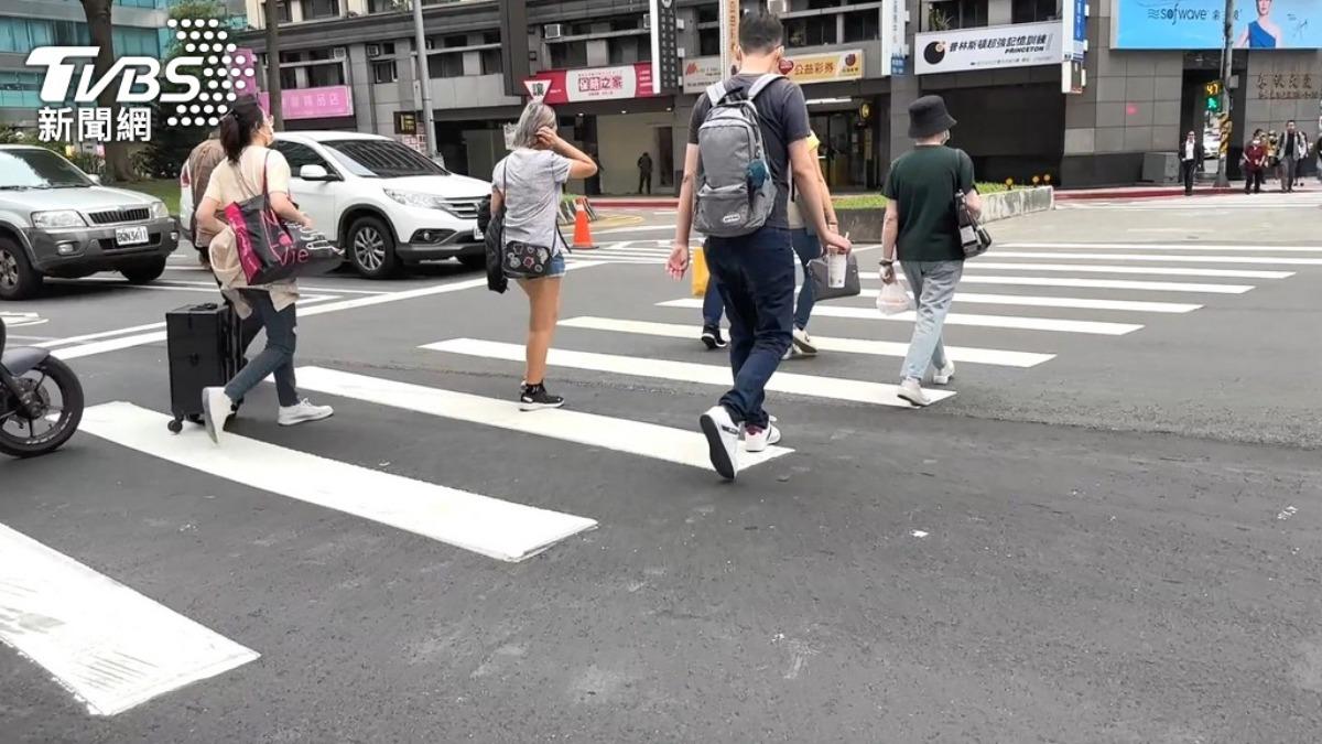 10月新制啟動!雙疫苗開打 「行人優先區」超速、按喇叭皆罰