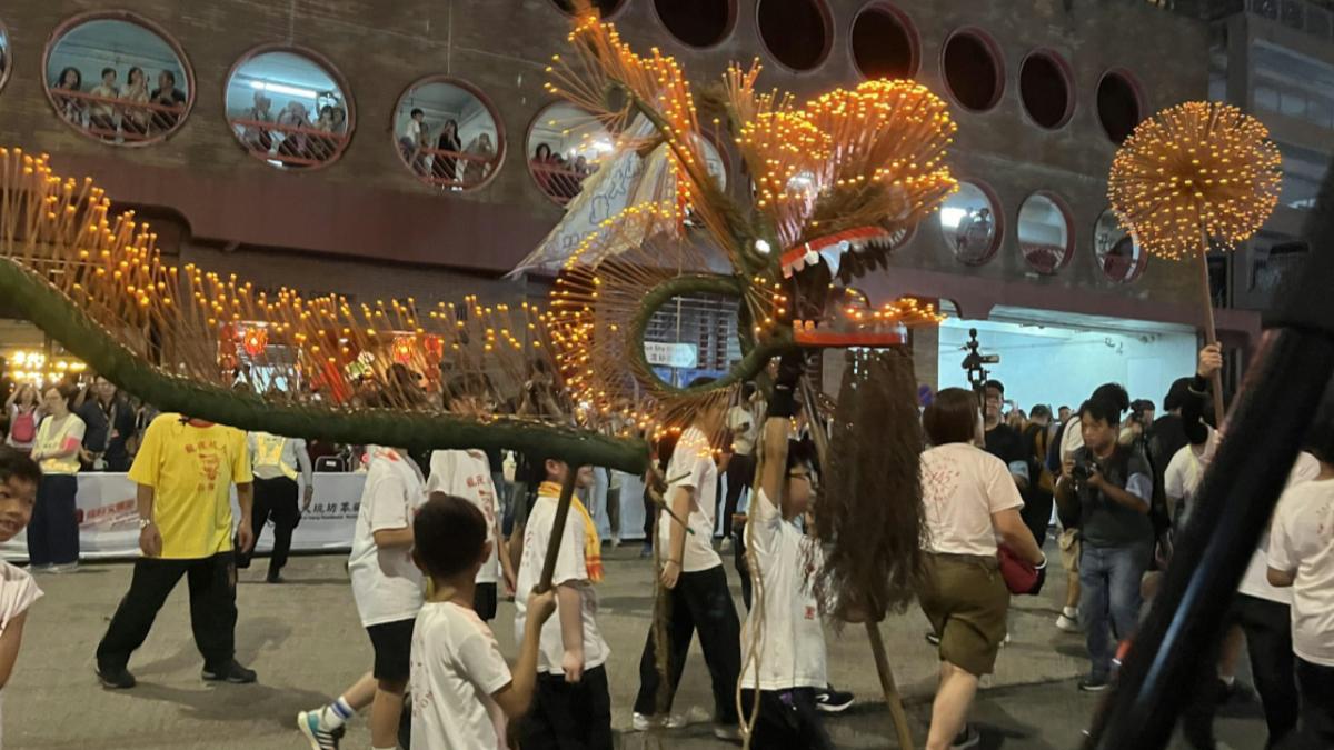 約一萬顆LED燈點亮的小火龍。(圖/香港01)