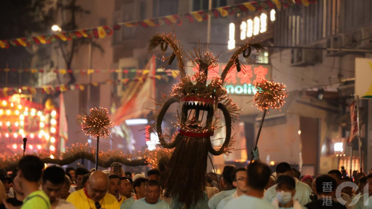 香港大坑舞火龍來了!近萬炷線香造「67米巨龍」 連3日都有