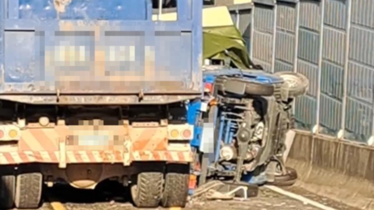 車遭擠壓至車道邊。(圖/翻攝自記者爆料網)