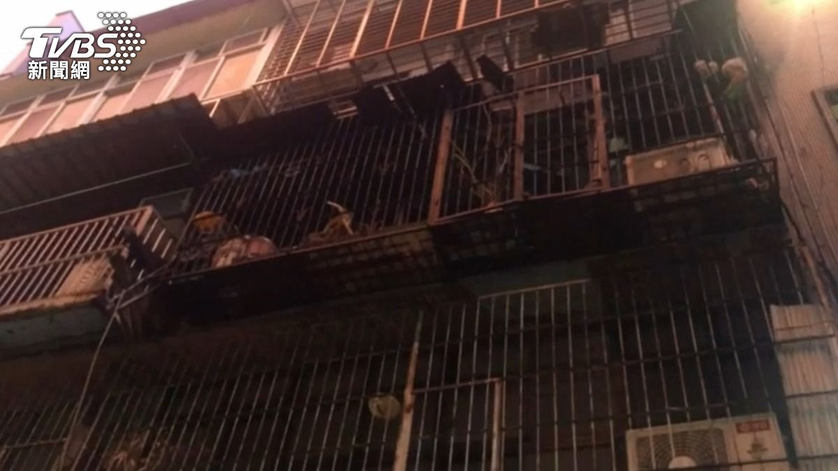 新北公寓發生火警，1名婦人嚴重燒燙傷身亡。（圖／TVBS）