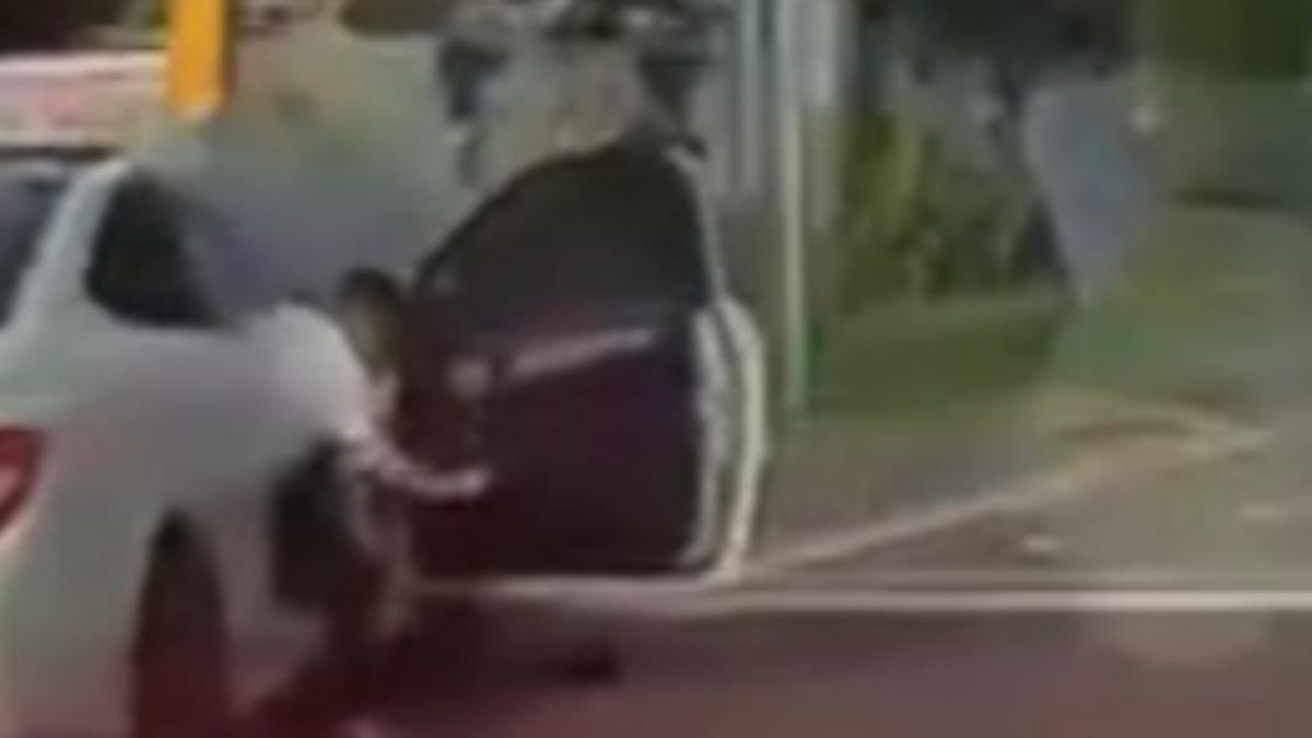 彭女第一時間開車門「疑似想落跑」。(圖/翻攝自新竹大小事臉書)